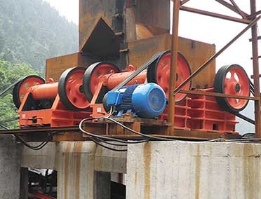 云南昆明PEX-300×1300型颚式破碎机生产线现场