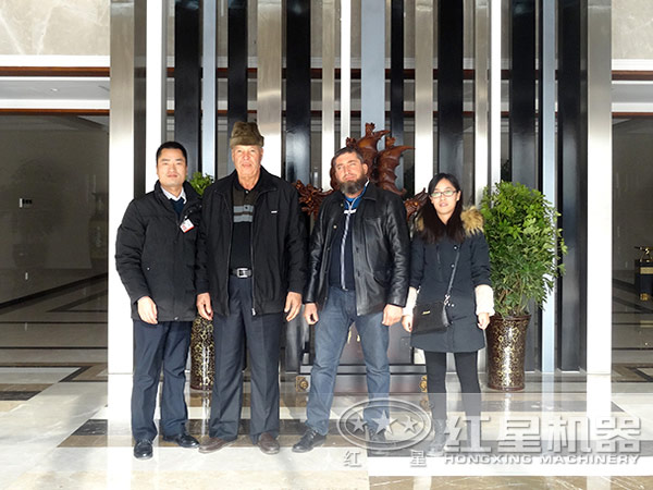 客户与工作人员合影