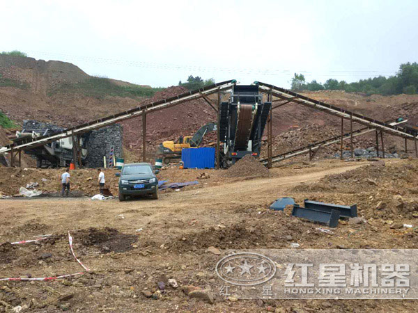 移动破碎机直接开进垃圾堆旁进行作业 移动破碎机直接开进垃圾堆旁进行作业