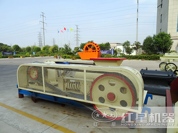 成品对辊式破碎机试机完毕，等待装车