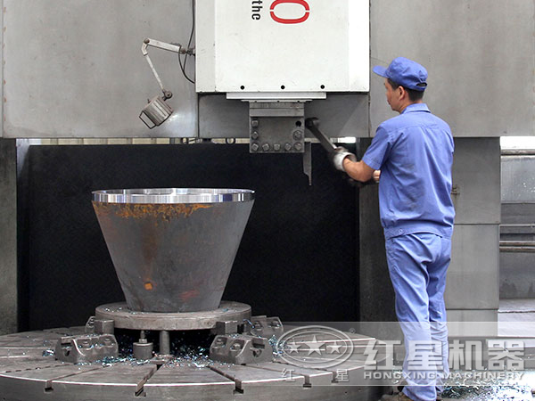 高压磨粉机零部件正在生产加工