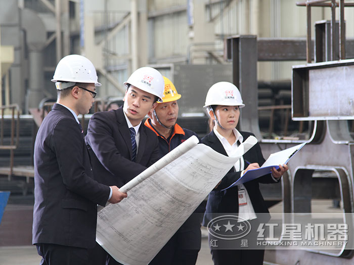 红星技术工程师为客户介绍设计方案