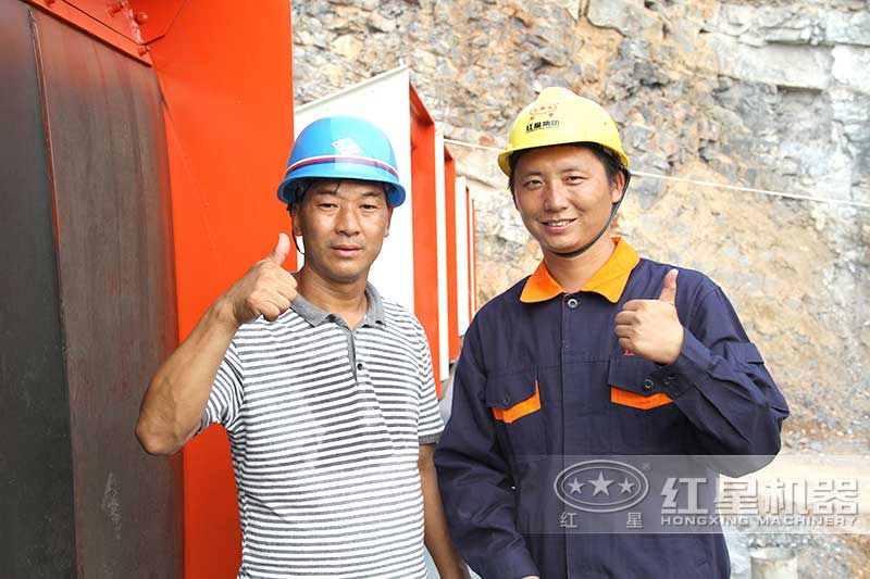 红星服务顾问与客户合影