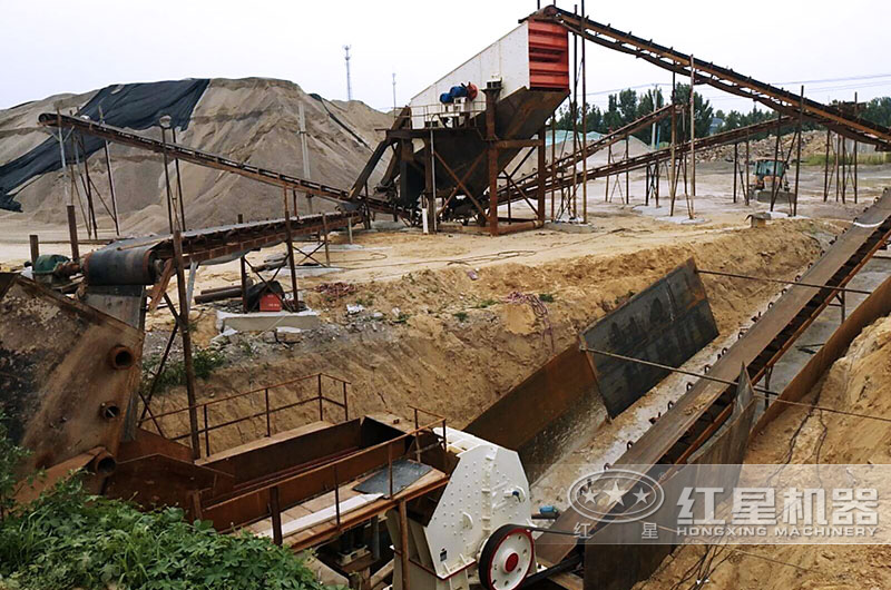 重锤式破碎机生产砂石料现场